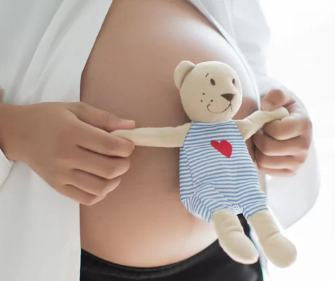 barriga de mulher grávida contente por poupar na maternidade
