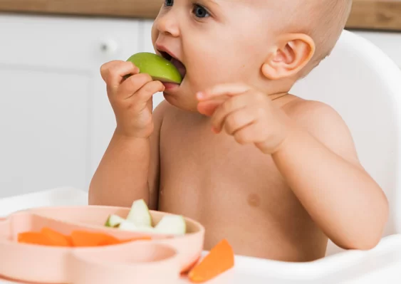 5 passos para o bebé deixar de atirar comida para o chão